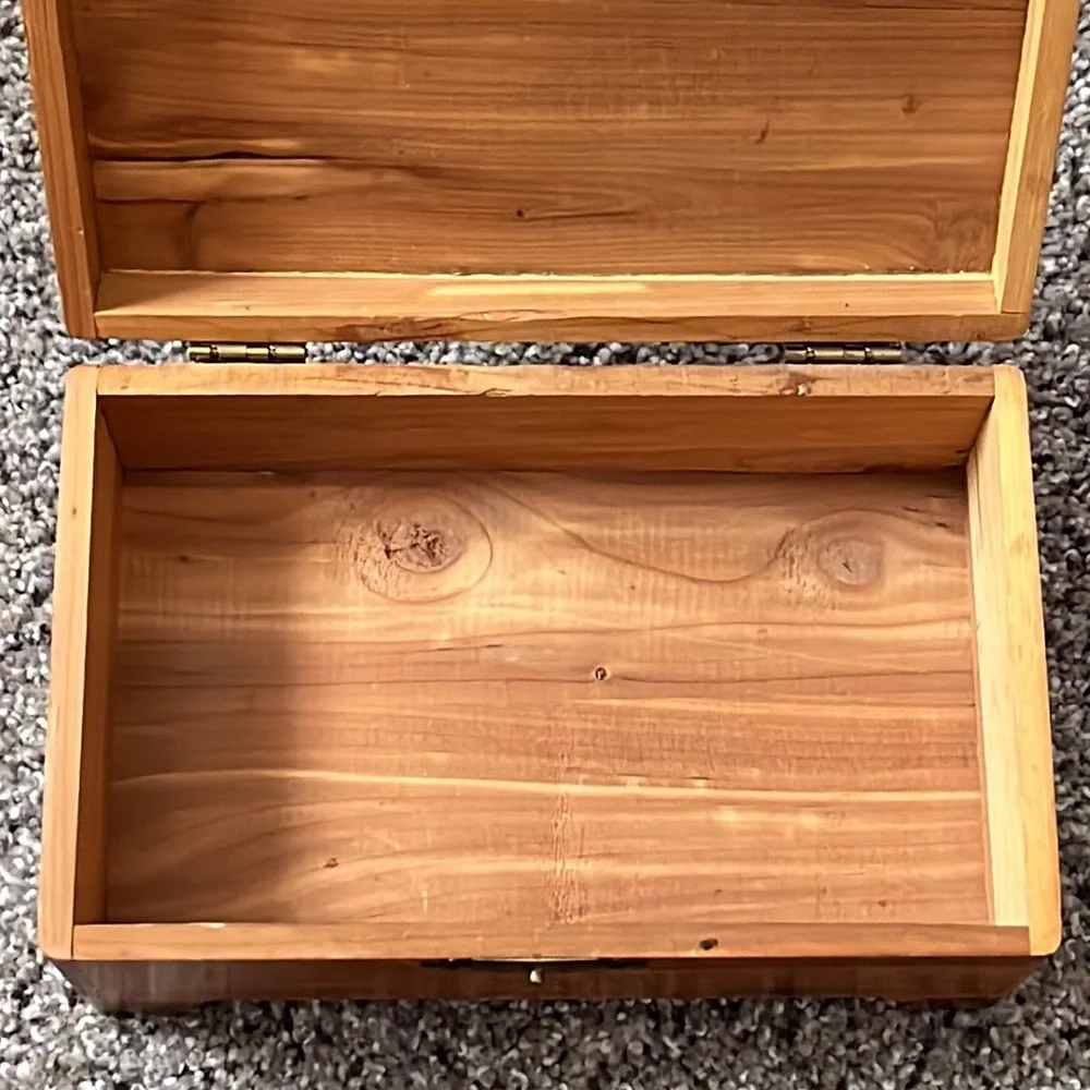🎀 Cedar jewelry box - vintage with cameo sticker